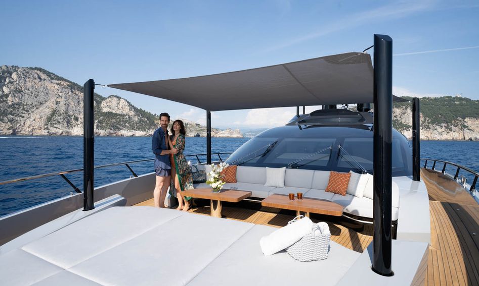 Mangusta 104 REV, Deck Area