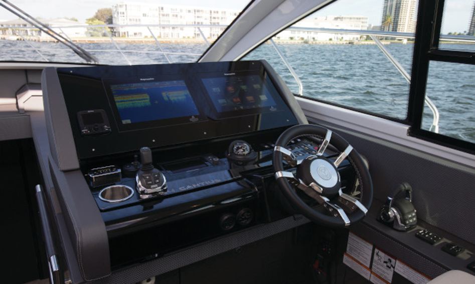 Cruisers 54 Cantius, Helm Station