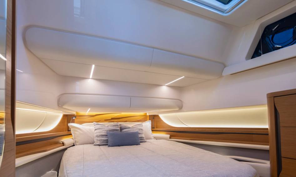 Tiara 46LS, Accommodation