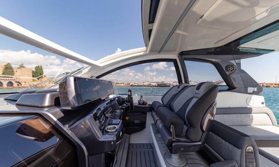 Galeon 375 GTO, Helm Station