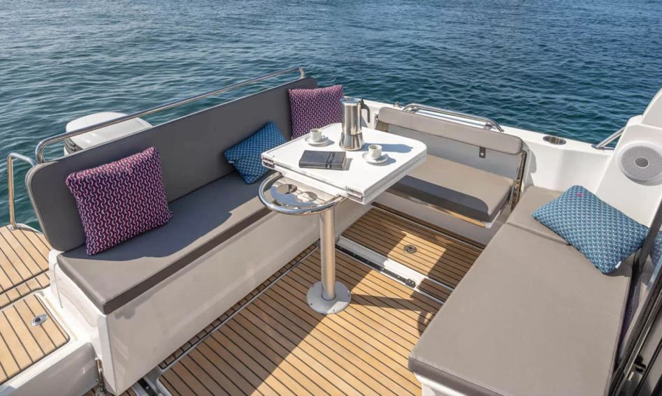 Beneteau Yachts Antares 8 , Deck Area