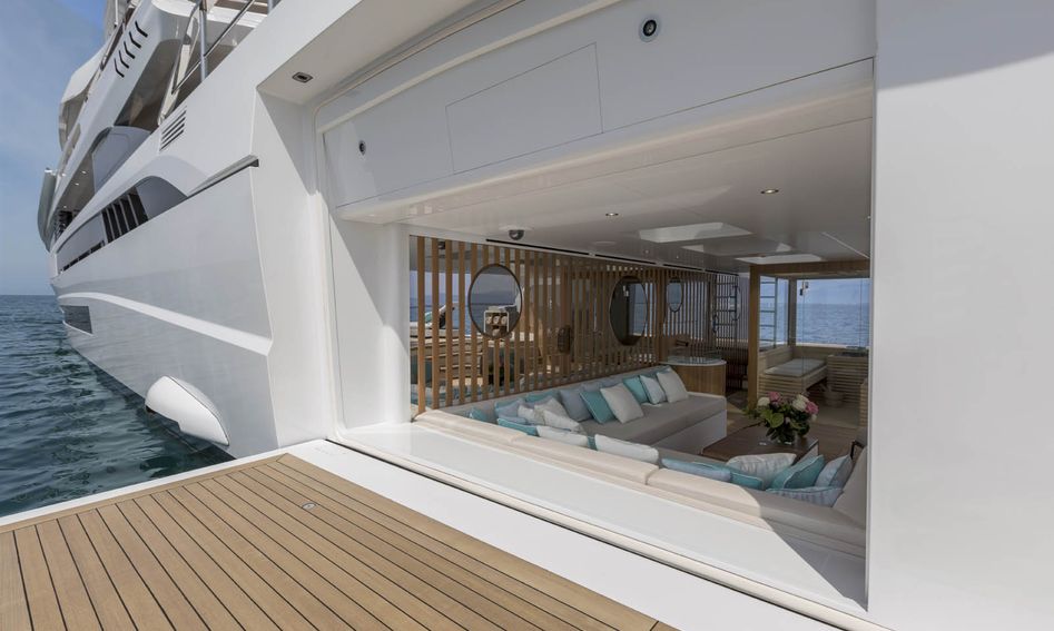 Mangusta Oceano 50, Beach Club