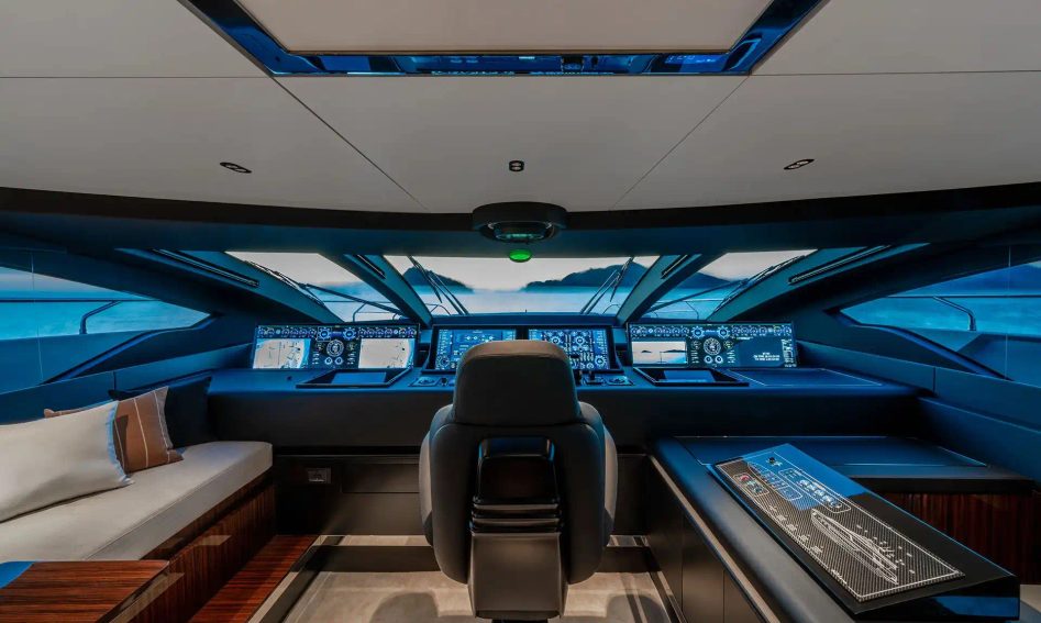 Riva 112' Dolcevita Super, Helm Station