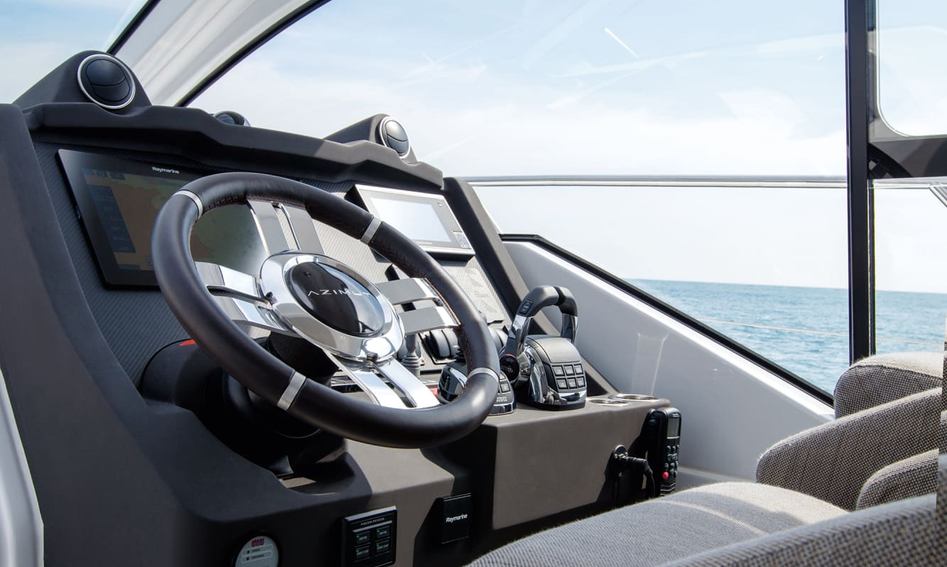 Azimut Atlantis 51, Helm Station