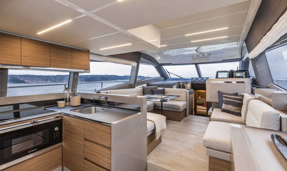 Ferretti 450, Interior