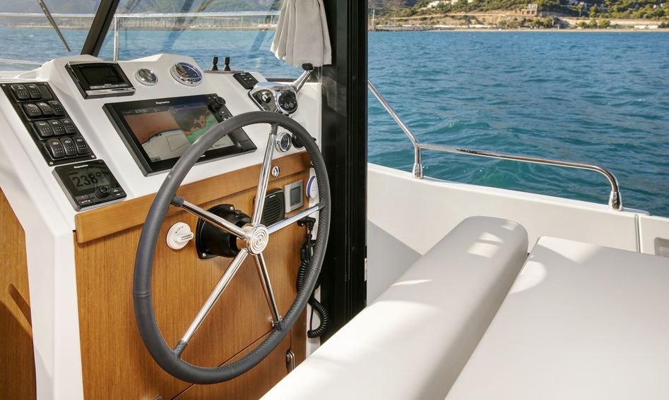 Beneteau Swift Trawler 35, Helm Station