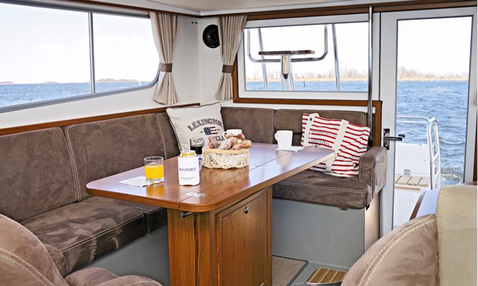 Sargo 36 Fly, Interior