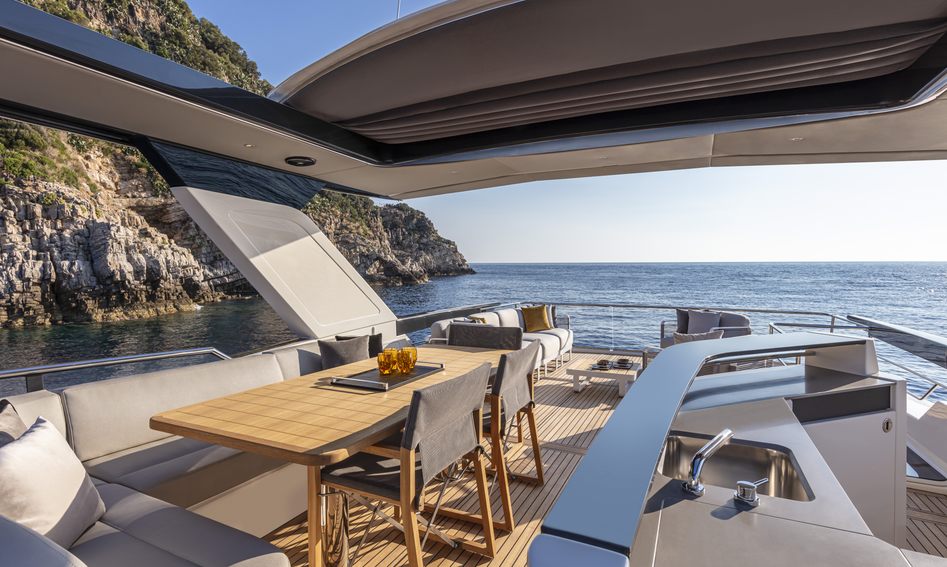 Absolute Navetta 64, Fly Deck/Sportdeck