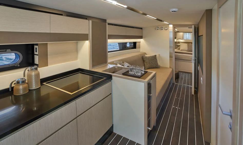 Itama 54, Interior