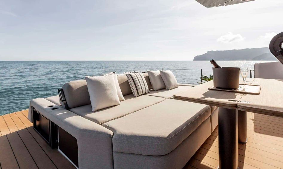 Azimut Seadeck 6 Sundeck, Deck Area
