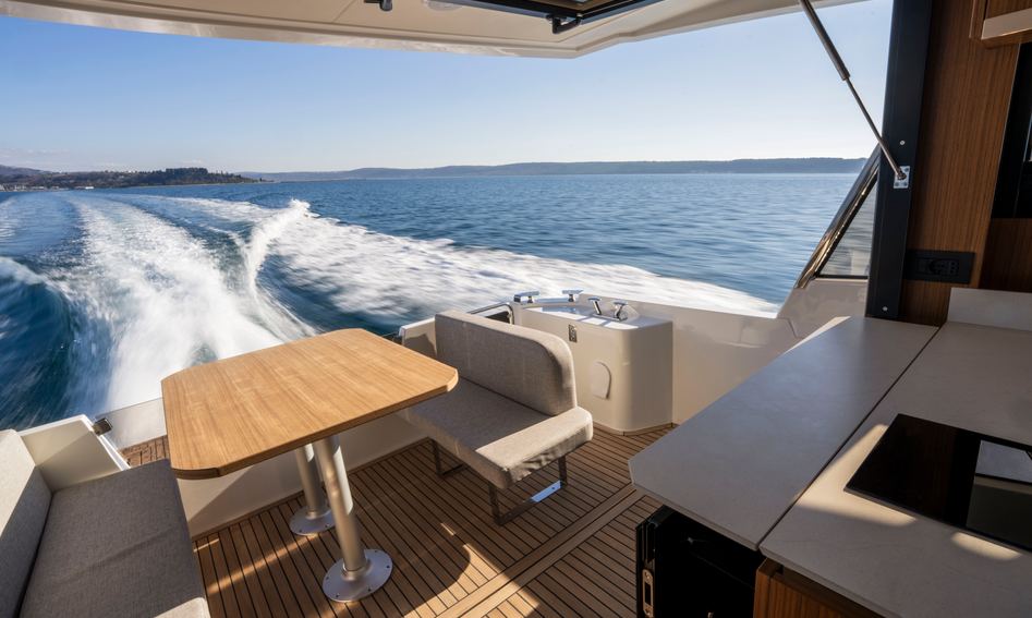 Greenline 42, Deck Area