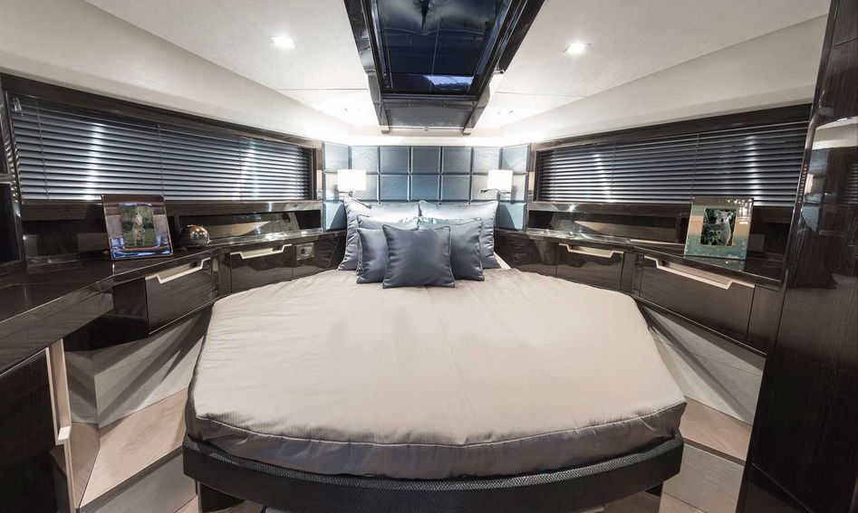 Galeon 430 Skydeck, Accommodation