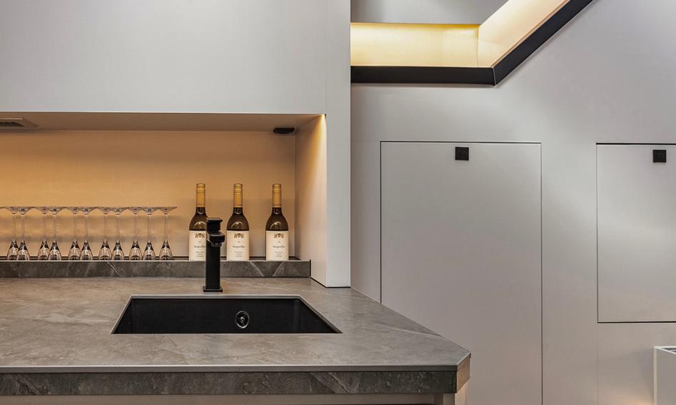 Vanquish VQ70, Interior