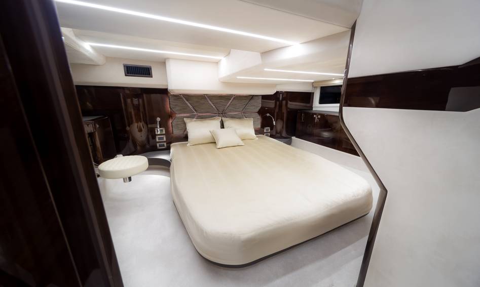 Galeon 410 HTC, Accommodation