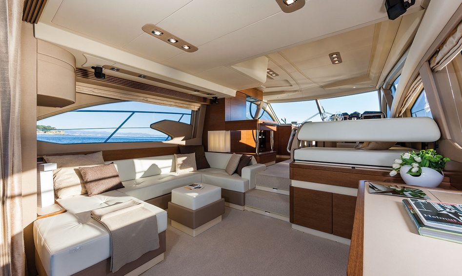 Azimut 54, Interior