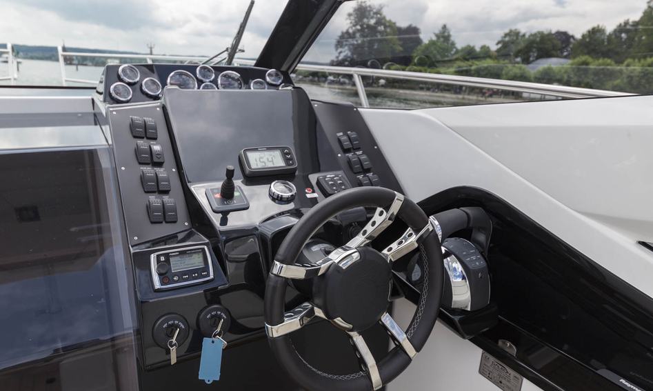 Galeon 305 Open, Helm Station