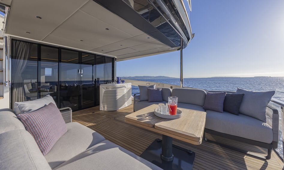 Absolute Navetta 75, Deck Area