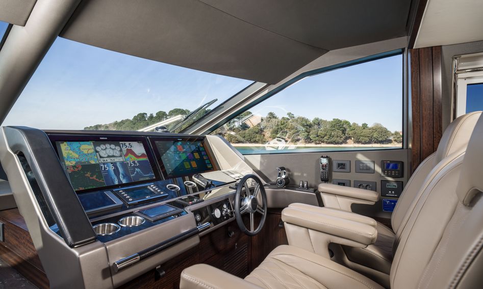 Sunseeker 88 Yacht Gen 2, Helm Station