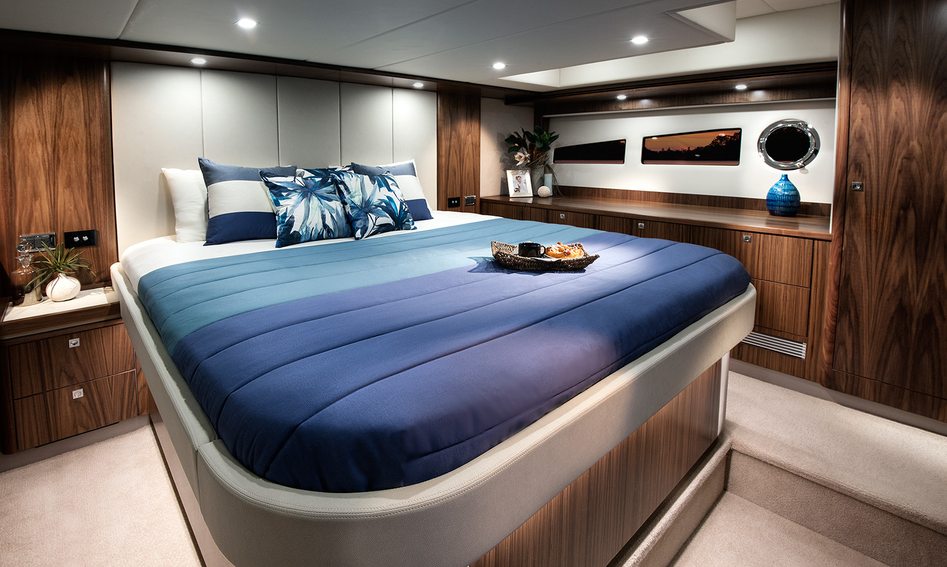 Riviera 5400  Sport Yacht Gen 1, Accommodation