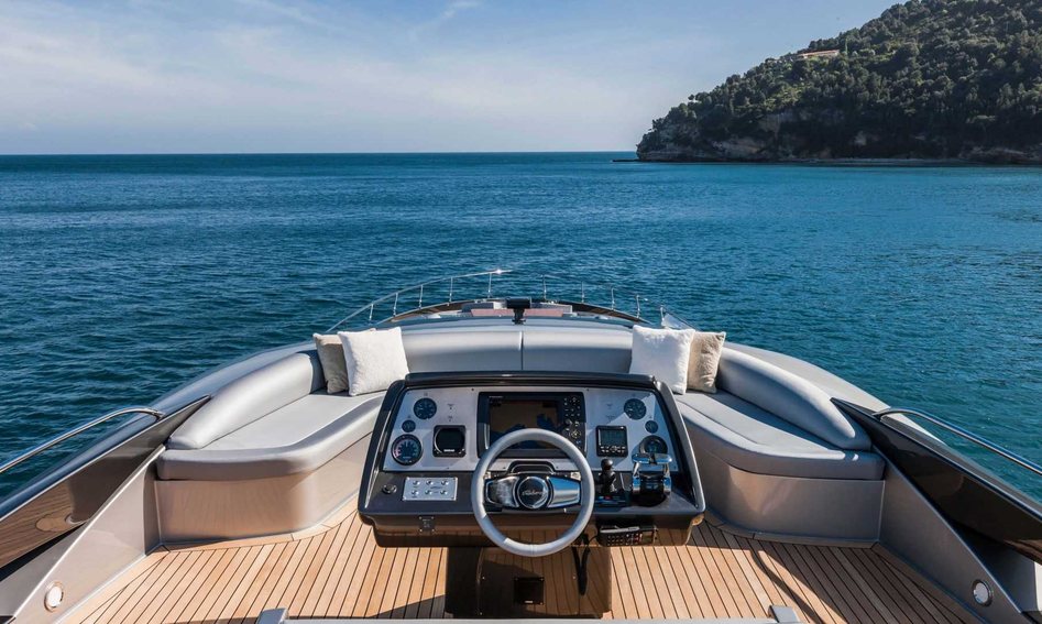 Riva 88&#039; Domino Super, Fly Deck/Sportdeck