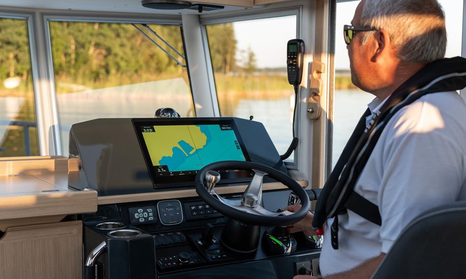 Sargo 31 OB , Helm Station