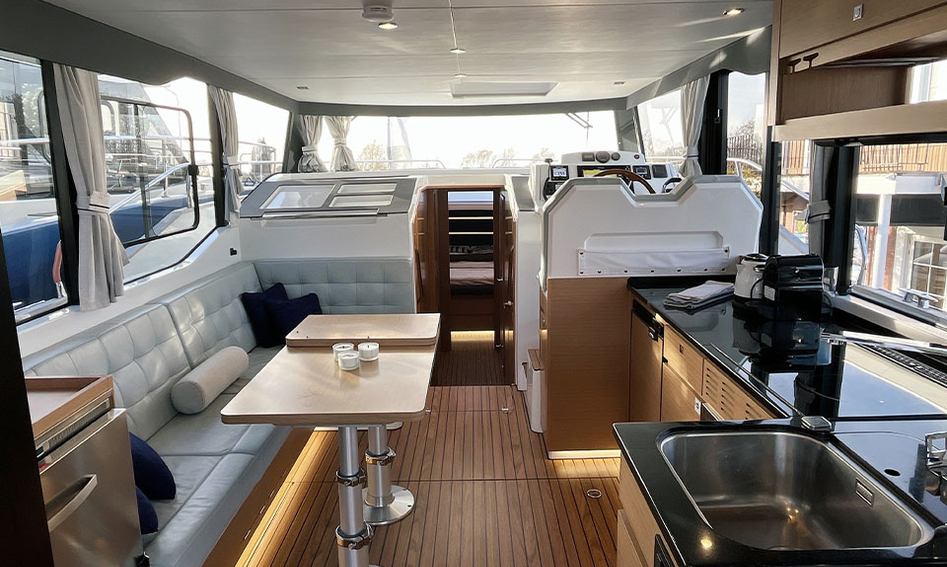 Delphia 12 Sedan, Interior