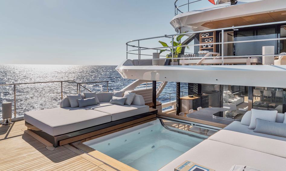 Azimut Grande 44M, Deck Area