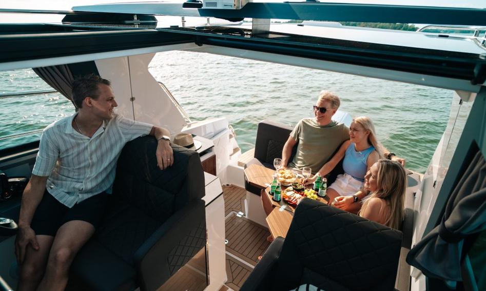 Aquador 250HT , Interior