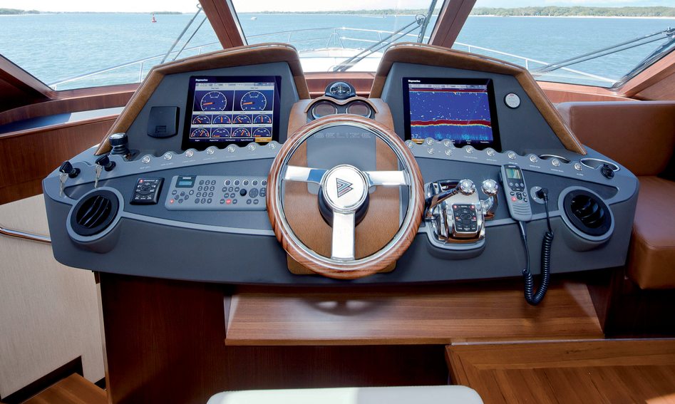 Riviera Belize 54 Sedan, Helm Station