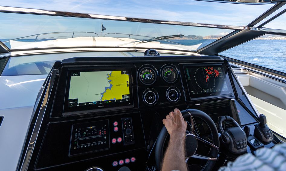 Sunseeker Superhawk 55, Helm Station