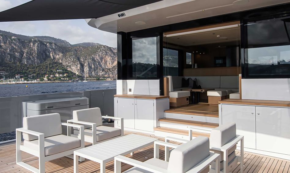 Outer Reef 27 Crossover , Deck Area