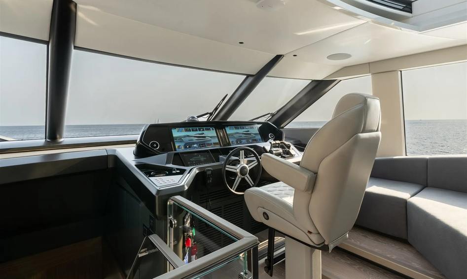 Sunseeker 82 Ocean Enclosed, Helm Station