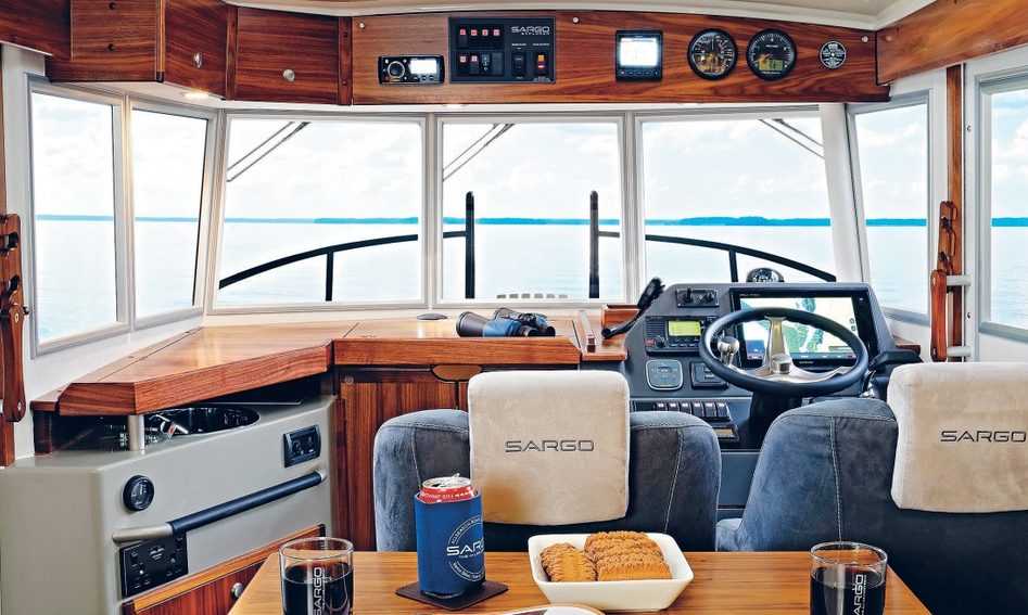 Sargo 36 Explorer, Helm Station