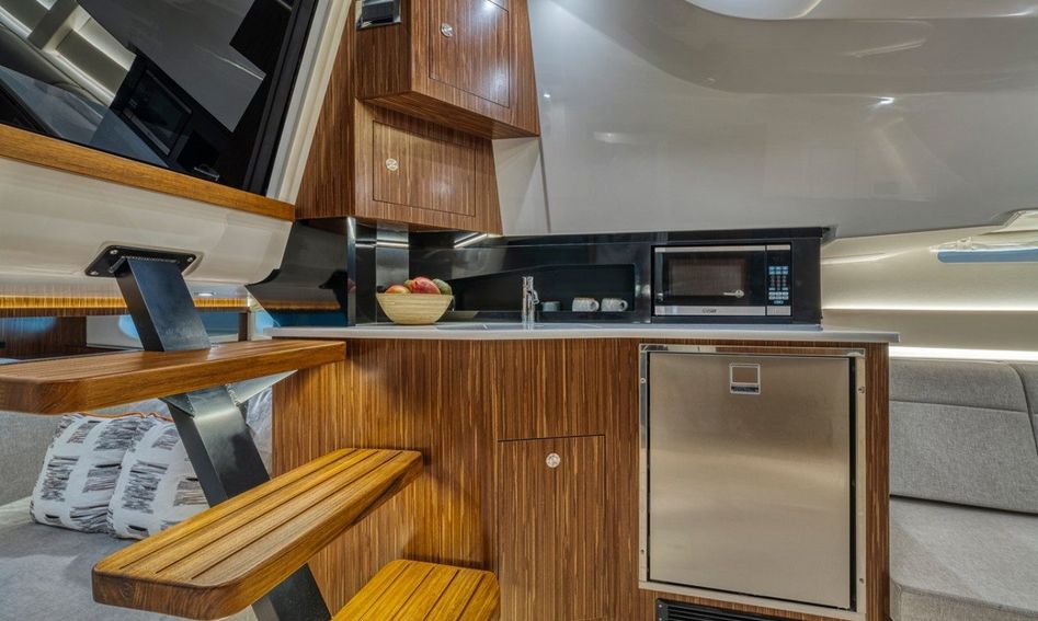 Sea Ray Sundancer 370 Mk4, Interior