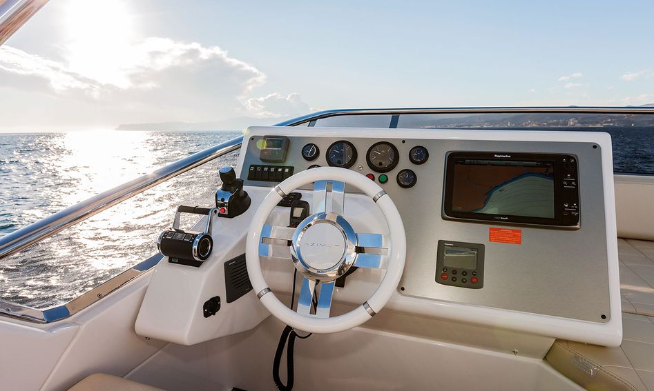 Azimut 54, Helm Station