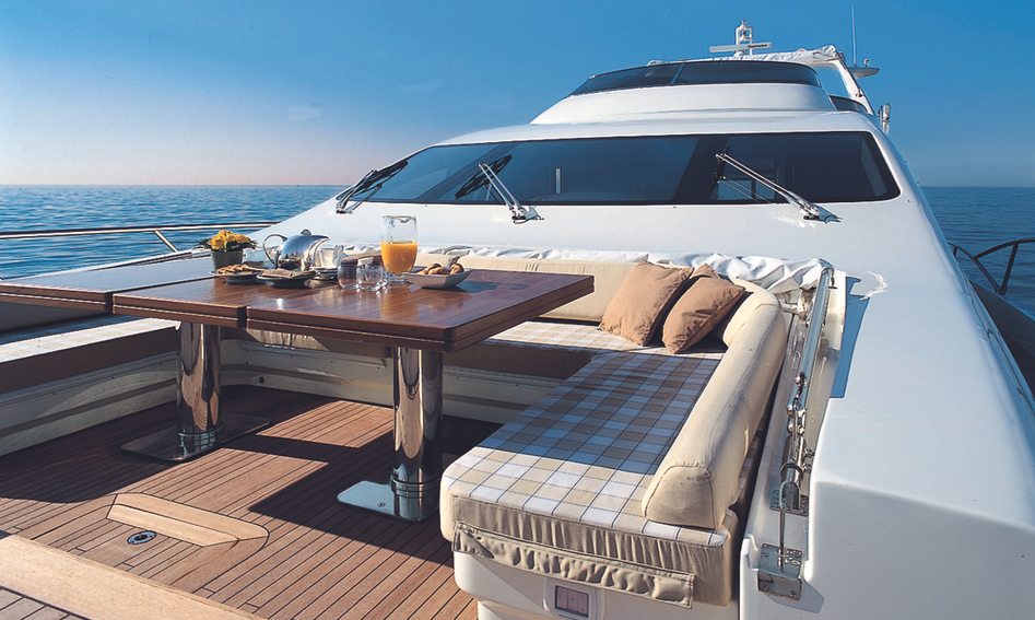 Azimut 98 Leonardo Mk2, Deck Area