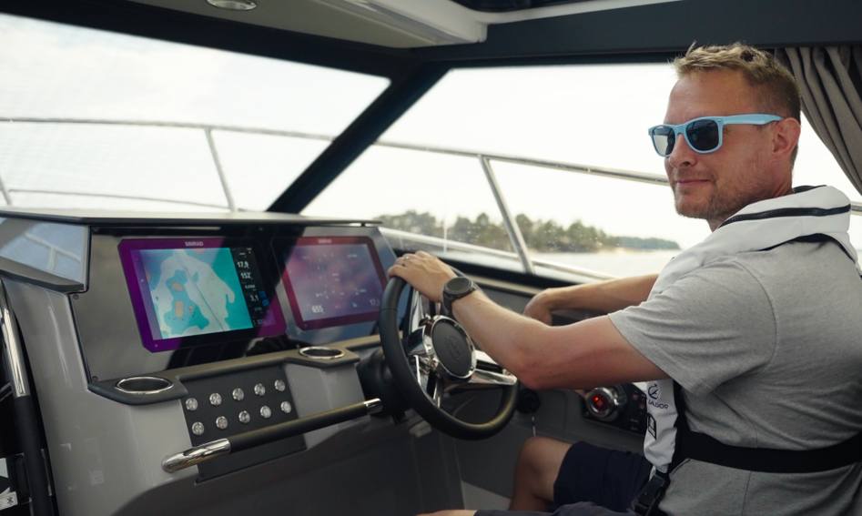 Aquador 250HT , Helm Station