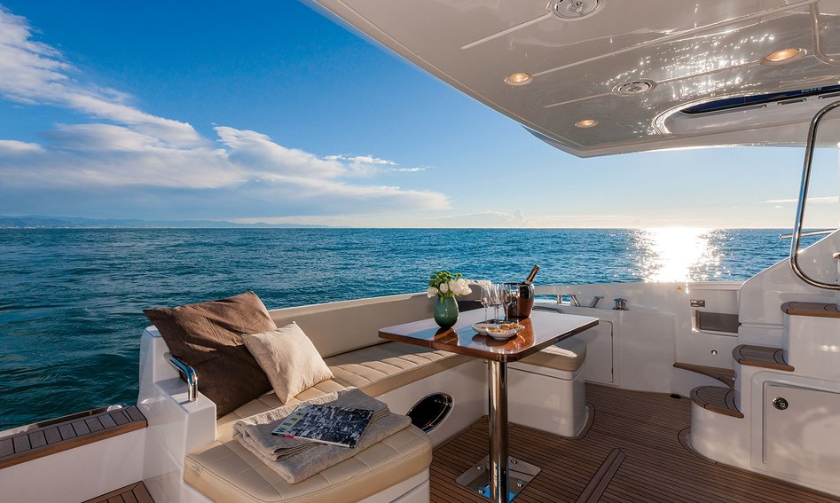 Azimut 54, Deck Area