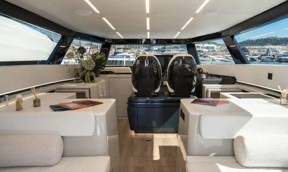 Sunreef Ultima 55, Helm Station