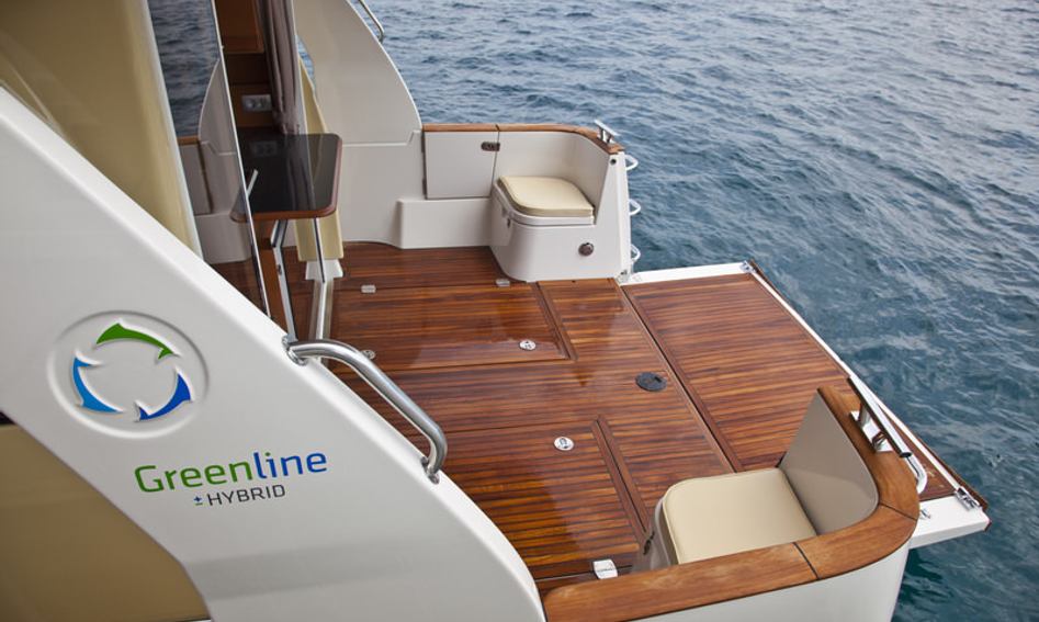 Greenline 33, Deck Area