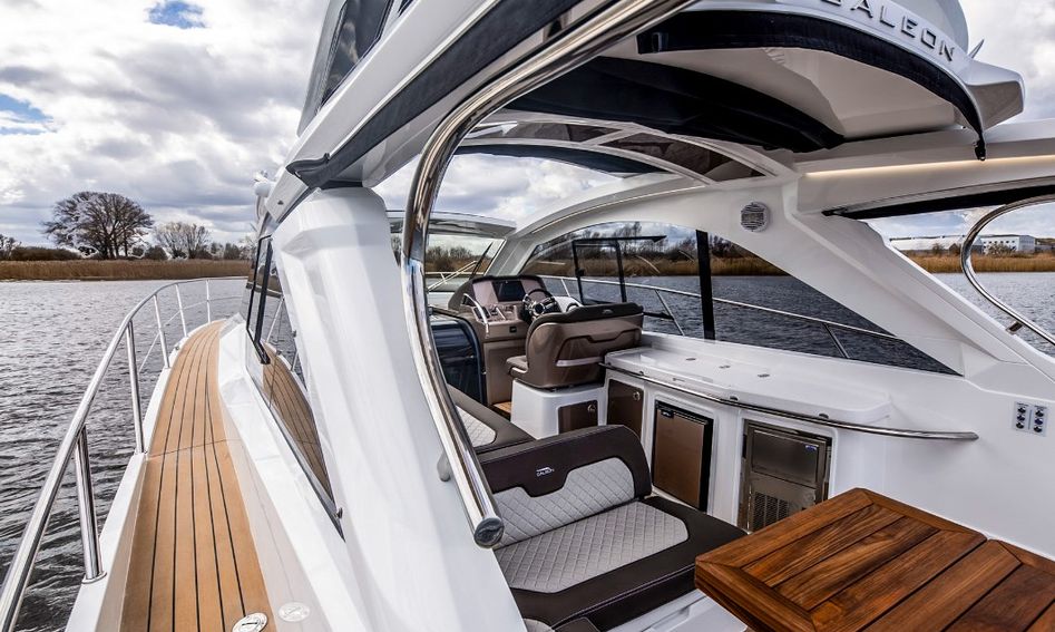 Galeon 405 HTS, Deck Area