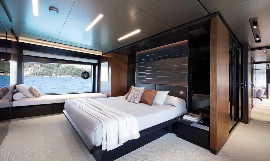 Riva 102&#039; Corsaro Super, Accommodation