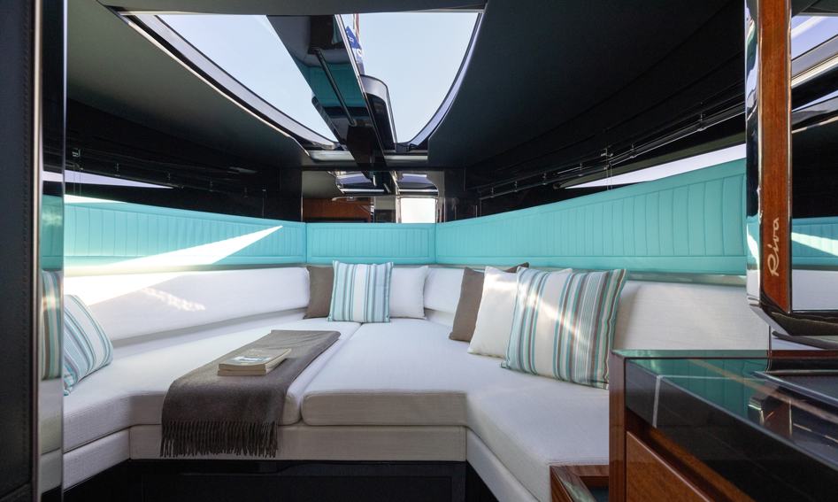 Riva Cento, Interior