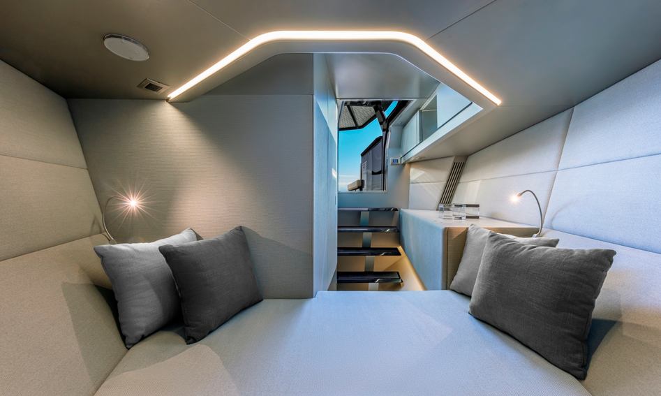 Wally wallytender43X, Interior