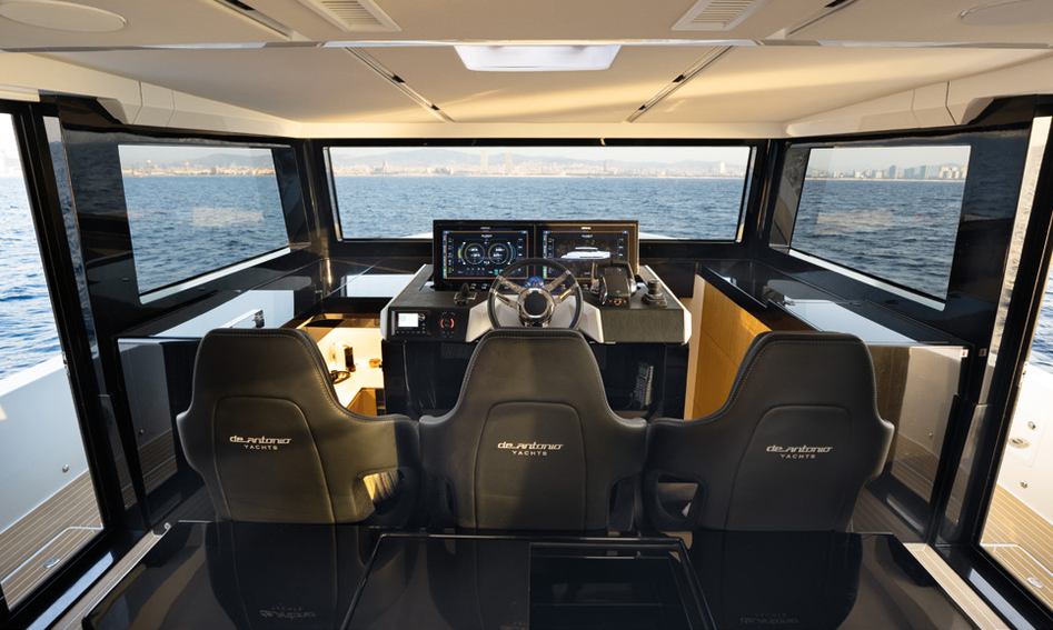 De Antonio D60 , Helm Station