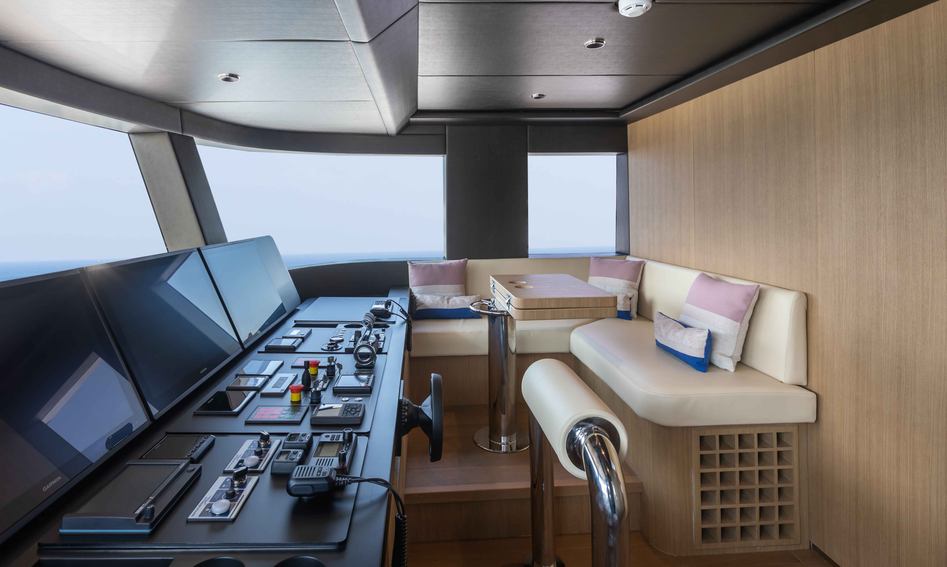 Gulf Craft Majesty 111, Helm Station