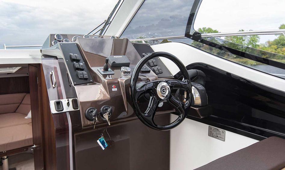 Galeon 305 HTS, Helm Station