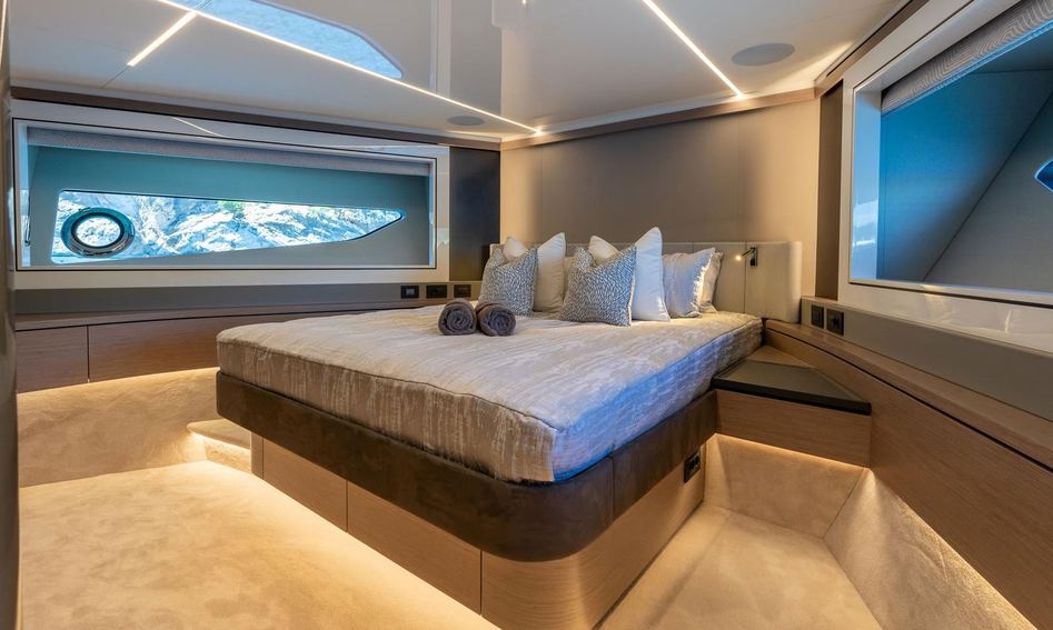 Sunseeker 90 Ocean Enclosed, Accommodation