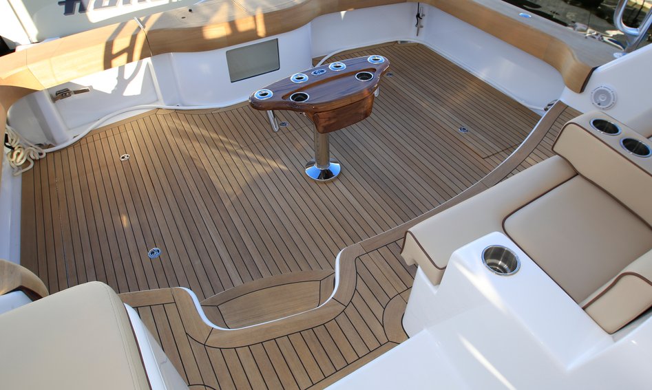 Hatteras GT45X Open, Deck Area