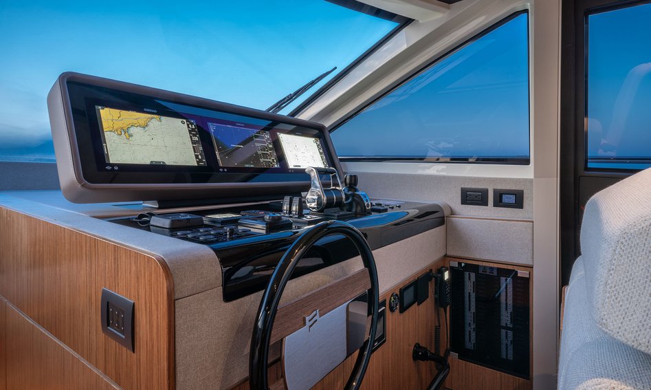 Ferretti 670 Mk2, Helm Station